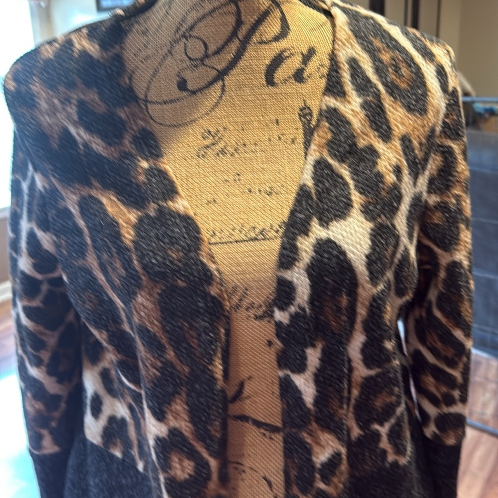 Size medium open front half leopard print half blackish gray cardigan - Picture 2 of 5